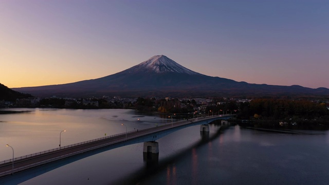 日本川口千子湖富士山和桥的4k无人机鸟瞰图视频。视频素材