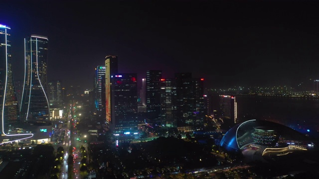 夜间照明杭州市区著名的现代主要广场航拍全景4k中国视频素材