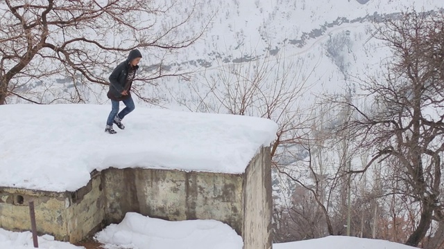 那个男孩在雪地上跳视频素材