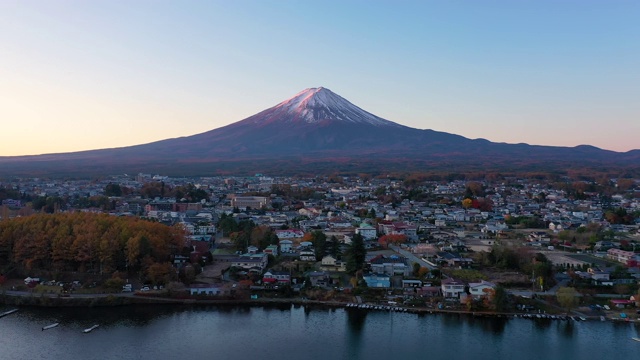 日本川口湖富士山的4k无人机鸟瞰图视频。视频素材