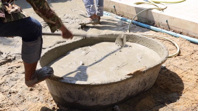 水泥和沙子混在皮卡里视频下载