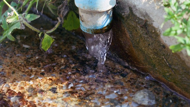 污水处理厂污水的排水阀门水。视频素材