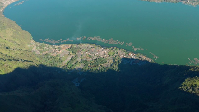 巴图尔火山口和湖与巴厘岛村庄鸟瞰图视频素材