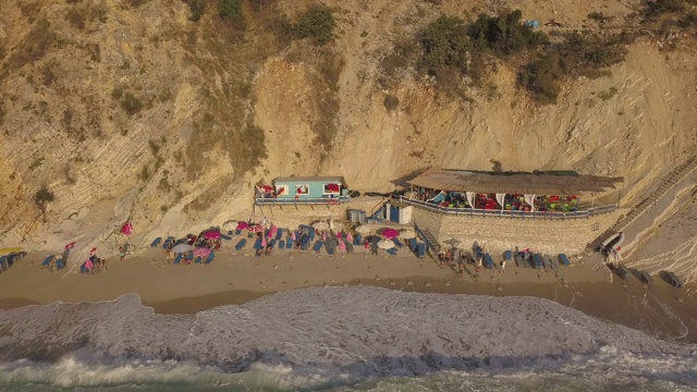 美丽的海景。阿尔巴尼亚的爱奥尼亚海海岸海滩，靠近希腊的科孚岛。鸟眼镜海滩(Pasqyra)在萨兰达，阿尔巴尼亚(阿尔巴尼亚里维埃拉)从无人机的观点视频素材