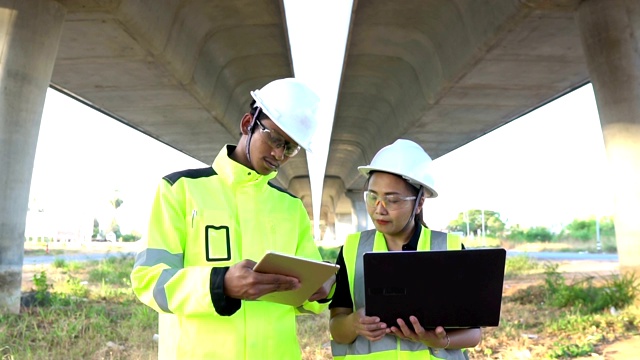 两名工程师在建筑工地握手视频素材