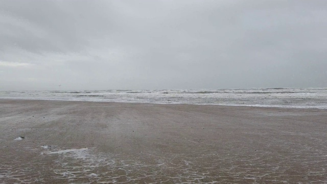 在一场猛烈的风暴中，海岸上的波浪和风视频素材