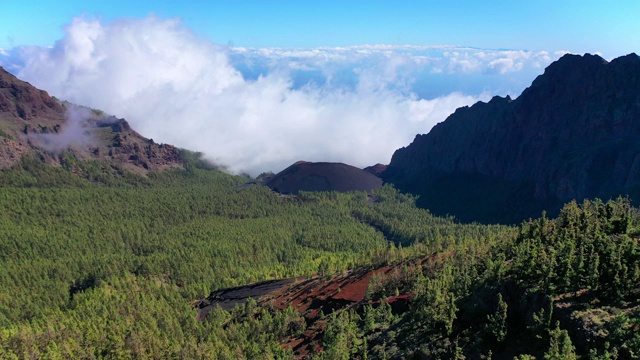 无人机鸟瞰特内里费的阿拉福火山，地平线上乌云密布。视频素材