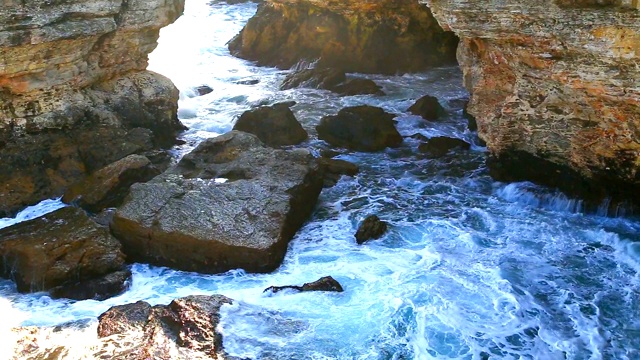 观看海浪和岩石海岸视频素材