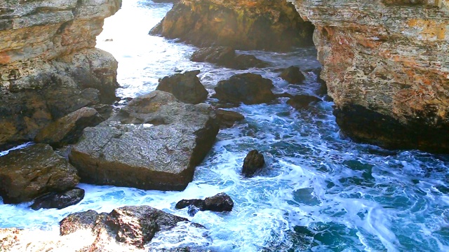 观看海浪和岩石海岸视频素材