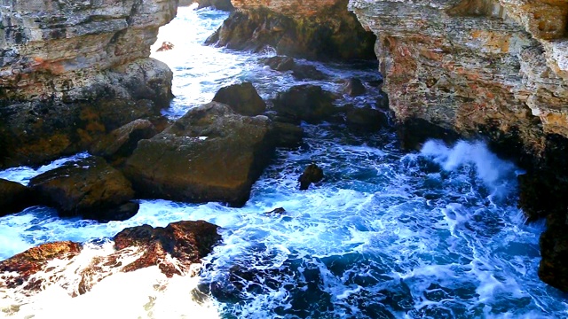 观看海浪和岩石海岸视频素材