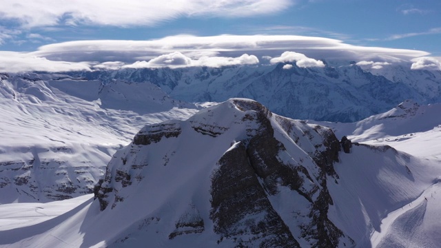 空中拍摄的雪覆盖的大山丘和勃朗峰视频素材