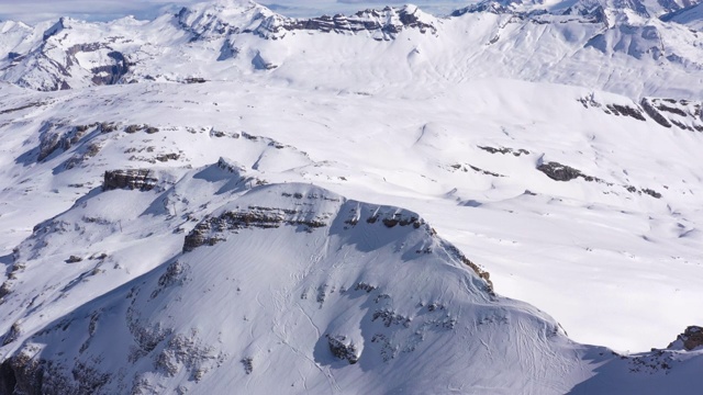 空中拍摄的雪覆盖的大山丘和勃朗峰视频素材