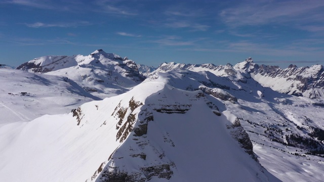 空中拍摄的雪覆盖的大山丘和勃朗峰视频素材