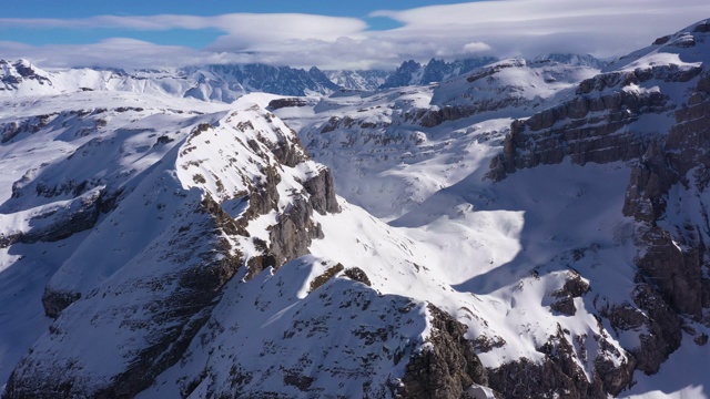 空中拍摄的雪覆盖的大山丘和勃朗峰视频素材