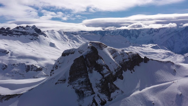 空中拍摄的雪覆盖的大山丘和勃朗峰视频素材