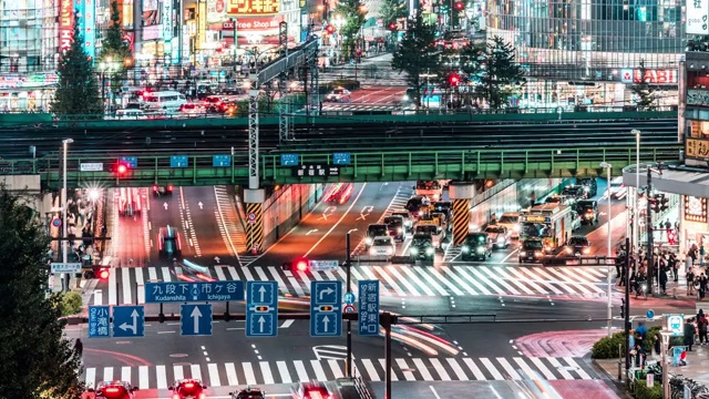 4K时间间隔的新宿歌舞伎町地区的汽车交通和火车运输，东京夜景的高角度视角，缩小。日本旅游胜地，亚洲旅游或亚洲城市生活视频素材