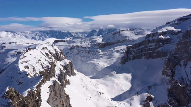 空中拍摄的雪覆盖的大山丘和勃朗峰视频素材