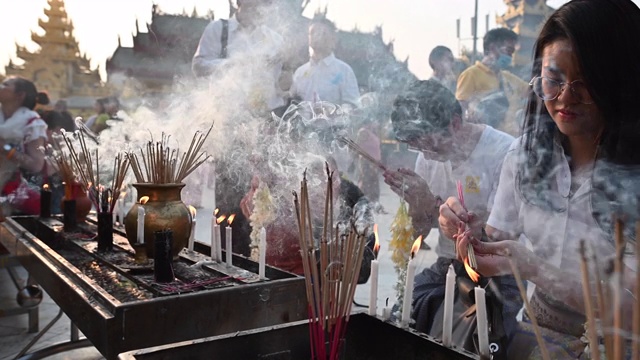 缅甸仰光大金塔内的祈祷和供品视频素材