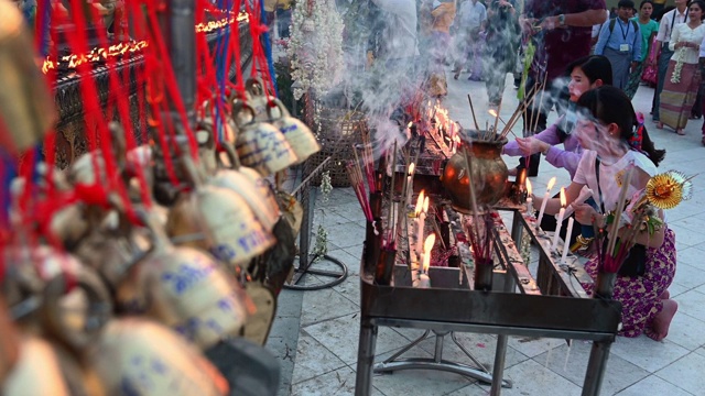 缅甸仰光大金塔内的祈祷和供品视频素材