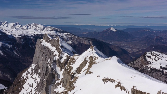 空中拍摄的雪覆盖的大山丘和勃朗峰视频素材