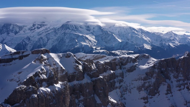 空中拍摄的雪覆盖的大山丘和勃朗峰视频素材