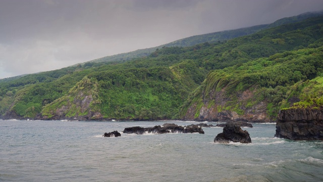 毛伊岛的海滩和海岸在太平洋的海景视频素材