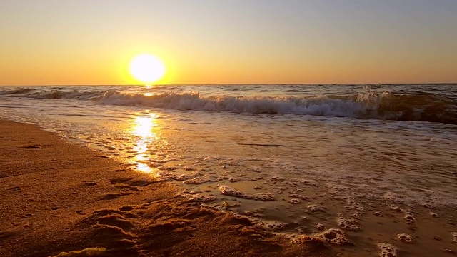 日落，日出，在海上破晓。水和海浪的海洋景观视频素材