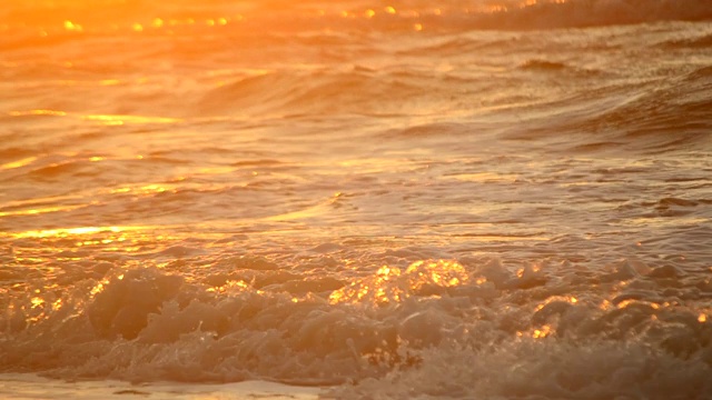 日落，日出，在海上破晓。水和海浪的海洋景观视频素材