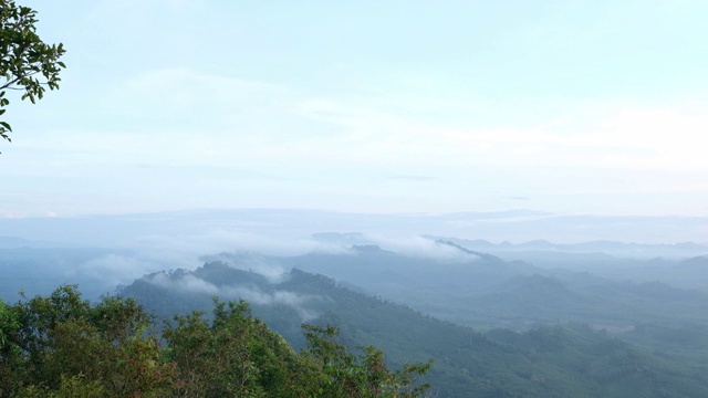 美丽的山脉背景在早晨视频素材