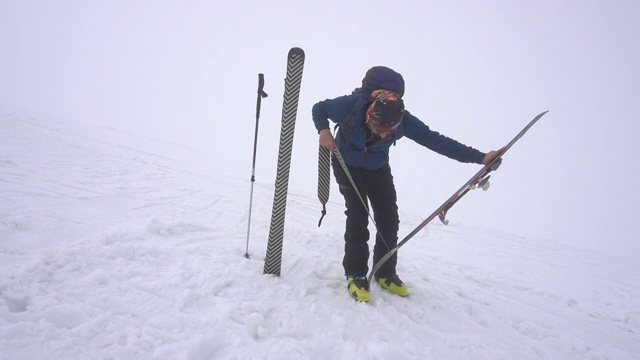 成年登山运动员脱掉滑雪皮视频下载