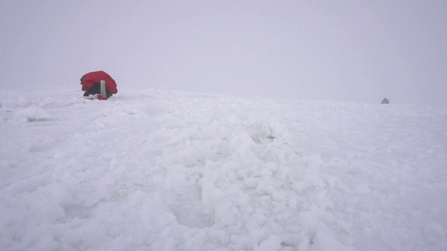 成年登山者在雪地上行走视频下载