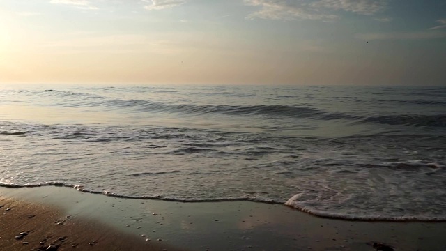 日出时俯瞰大海。美丽的海上风景。视频素材