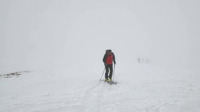 成人攀登者用高山滑雪板攀爬，滑雪游览皮肤视频素材