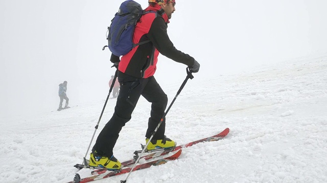 成人攀登者用高山滑雪板攀爬，滑雪游览皮肤视频素材