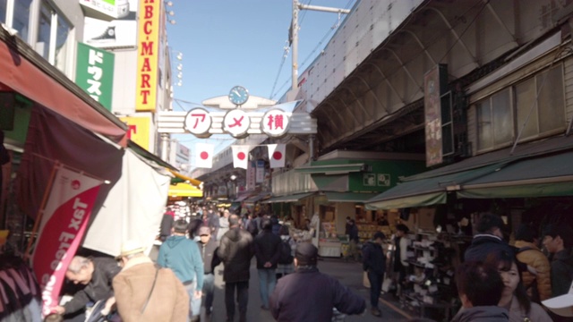 模糊。行人拥挤在东京上野美代子市场购物视频素材