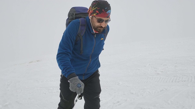 成人攀登者用高山滑雪板攀爬，滑雪游览皮肤视频素材