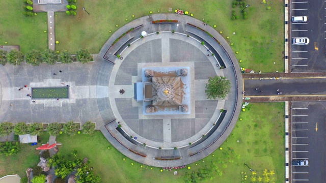 鸟瞰Wat Panyanantaram在日落，一个佛教寺庙在巴吞他尼市，泰国。泰国建筑建筑背景中的旅游旅游概念。佛教的宗教。旅游景点。视频素材