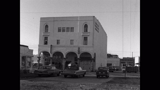 1960年-宽阔的镜头停在酒店建筑前对着天空，威尼斯，加利福尼亚州，美国视频素材