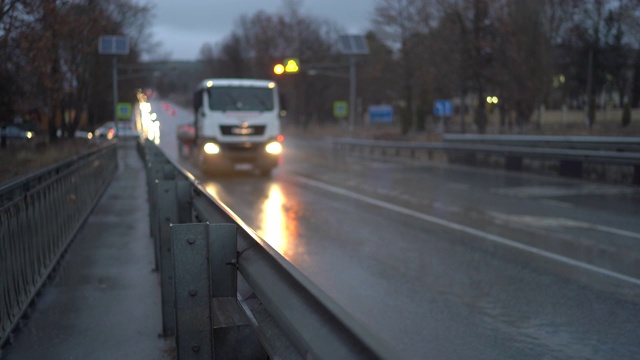 阴雨天高速公路上的交通。辛菲罗波尔市的一条旁道。视频素材