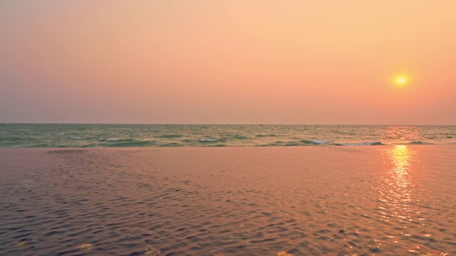 美丽的户外游泳池在酒店度假近海边海边旅游度假视频素材