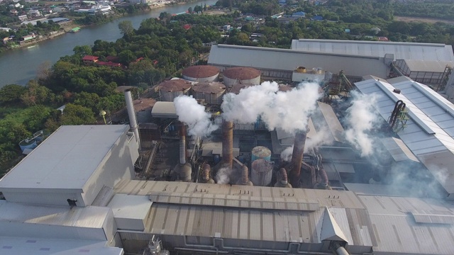 飞来飞去的烟雾，来自工厂的空气污染，空中射击视频素材