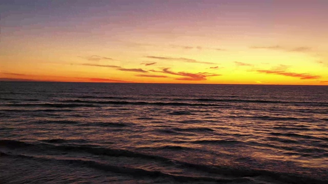 海面上金色的夕阳视频素材