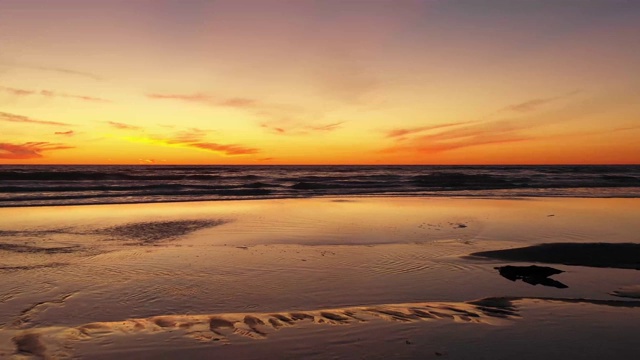 海面上金色的夕阳视频素材