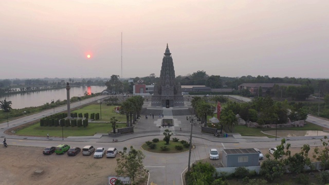 鸟瞰Wat Panyanantaram在日落，一个佛教寺庙在巴吞他尼市，泰国。泰国建筑建筑背景中的旅游旅游概念。佛教的宗教。旅游景点。视频素材