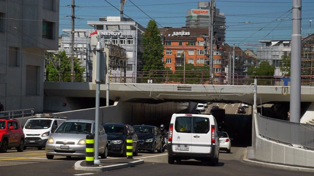 夏日晴天苏黎世市中心交通街道铁路桥慢镜头全景4k瑞士视频素材