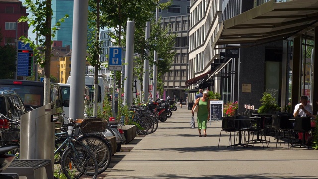 夏日苏黎世城市现代办公区交通街道人行道慢镜头全景4k瑞士视频素材