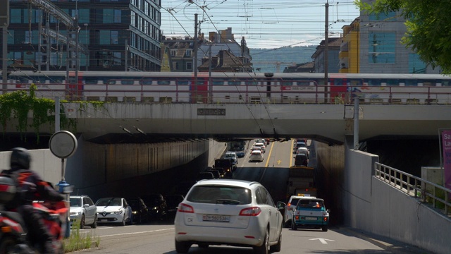 夏日晴天苏黎世市中心交通街道铁路桥全景4k瑞士视频素材