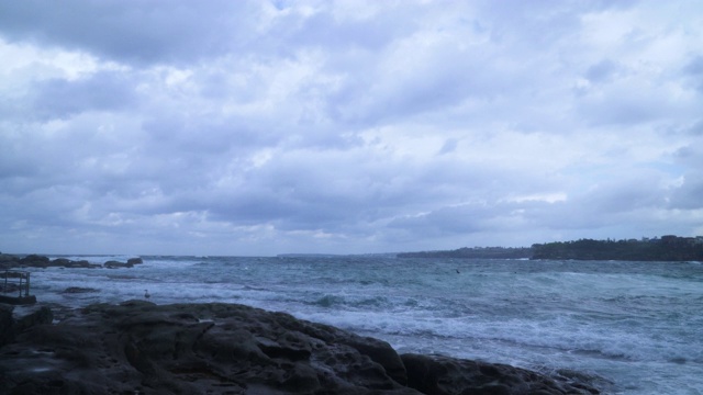 在悉尼邦迪海滩有强烈的海浪视频素材