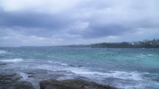 在悉尼邦迪海滩有强烈的海浪视频素材