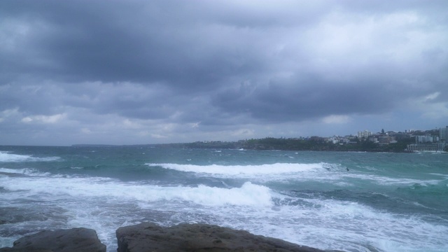 在悉尼邦迪海滩有强烈的海浪视频素材